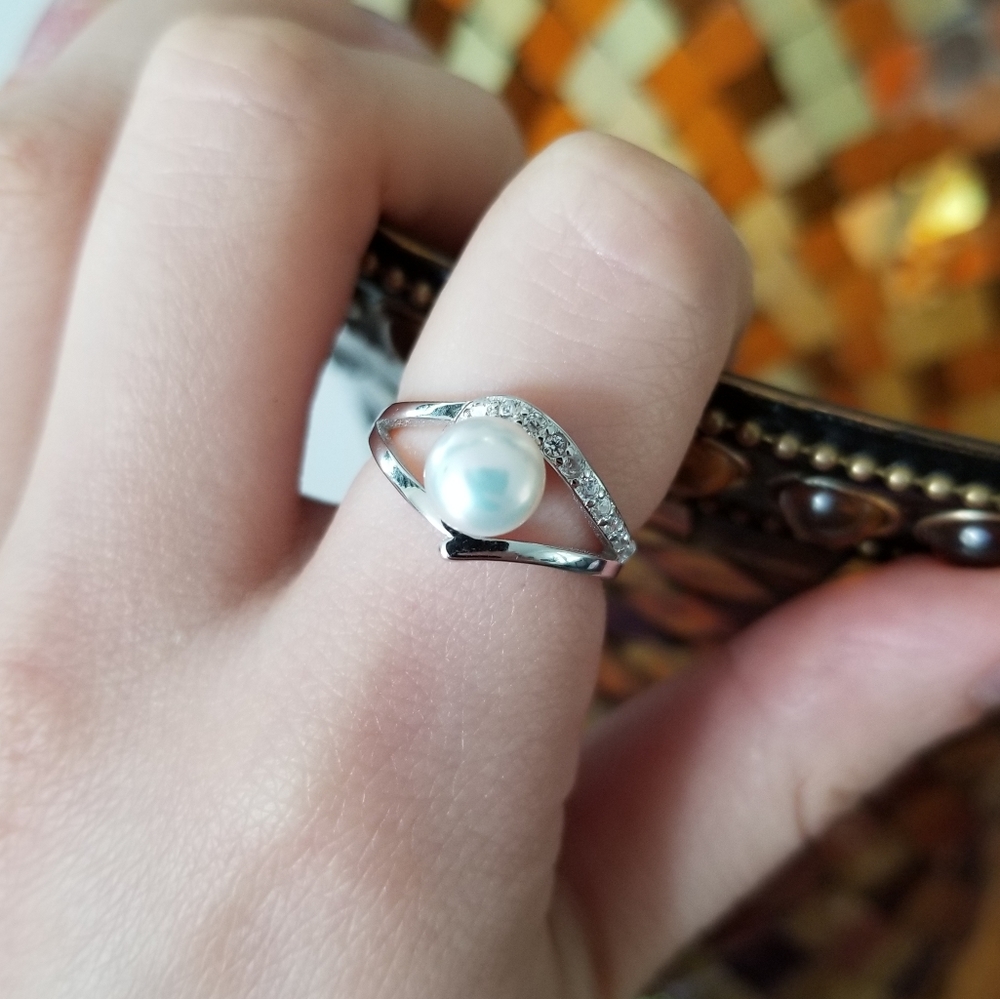 Elegant Natural White Freshwater Pearl Twist Ring - Picture 6 of 8